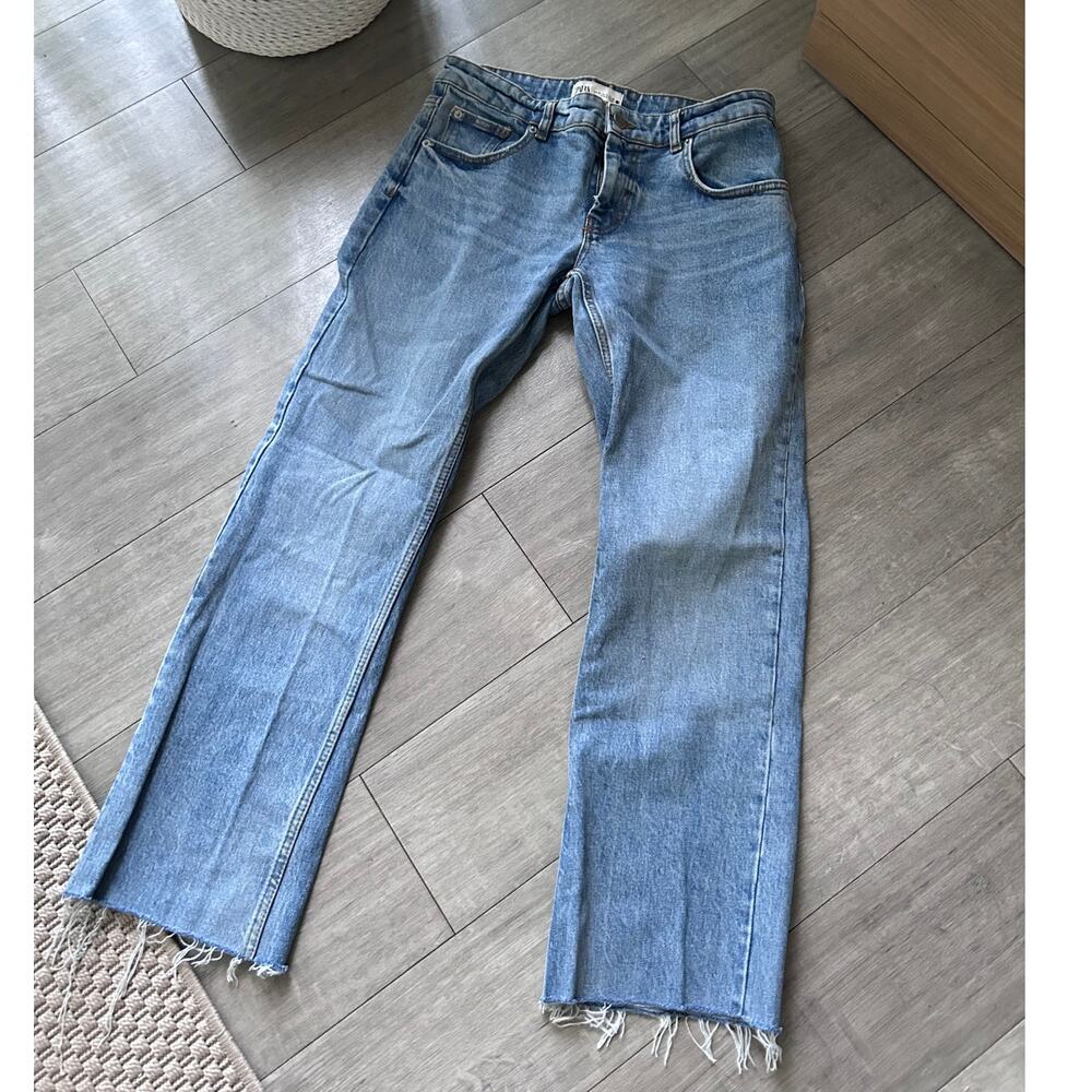 Zara light wash straight leg jeans - Size 6